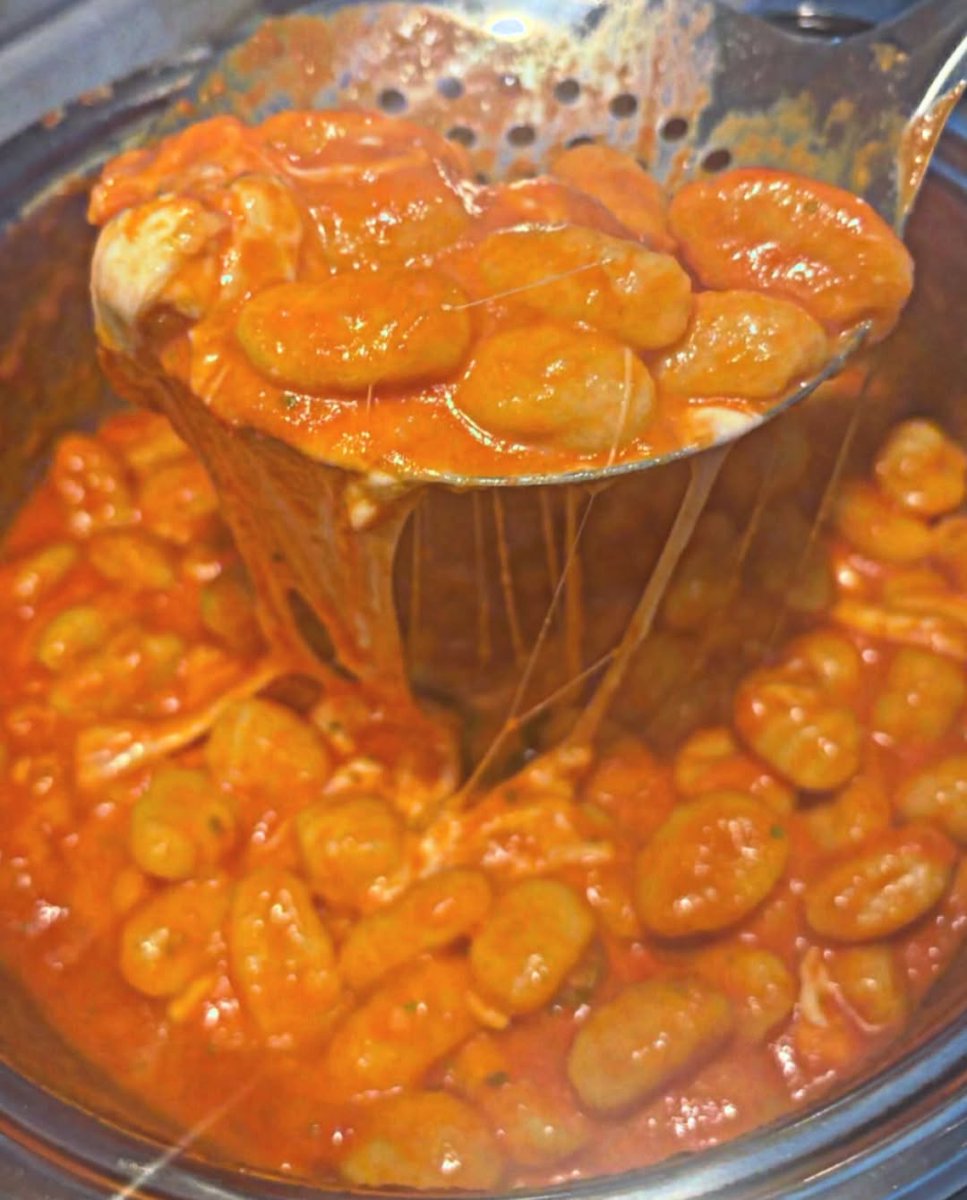 hazelhernandezb's tweet photo. Gnocchi alla Sorrentina

Ingredients for 4
800 g gnocchi, 500 g tomato passata, 1 garlic clove, 8–10 fresh basil leaves, 250 g mozzarella, 2 tbsp extra-virgin olive oil, salt to taste. Sauté the garlic in oil. Add the passata and salt; cook for 15 https://t.co/EmEo3GZi6n