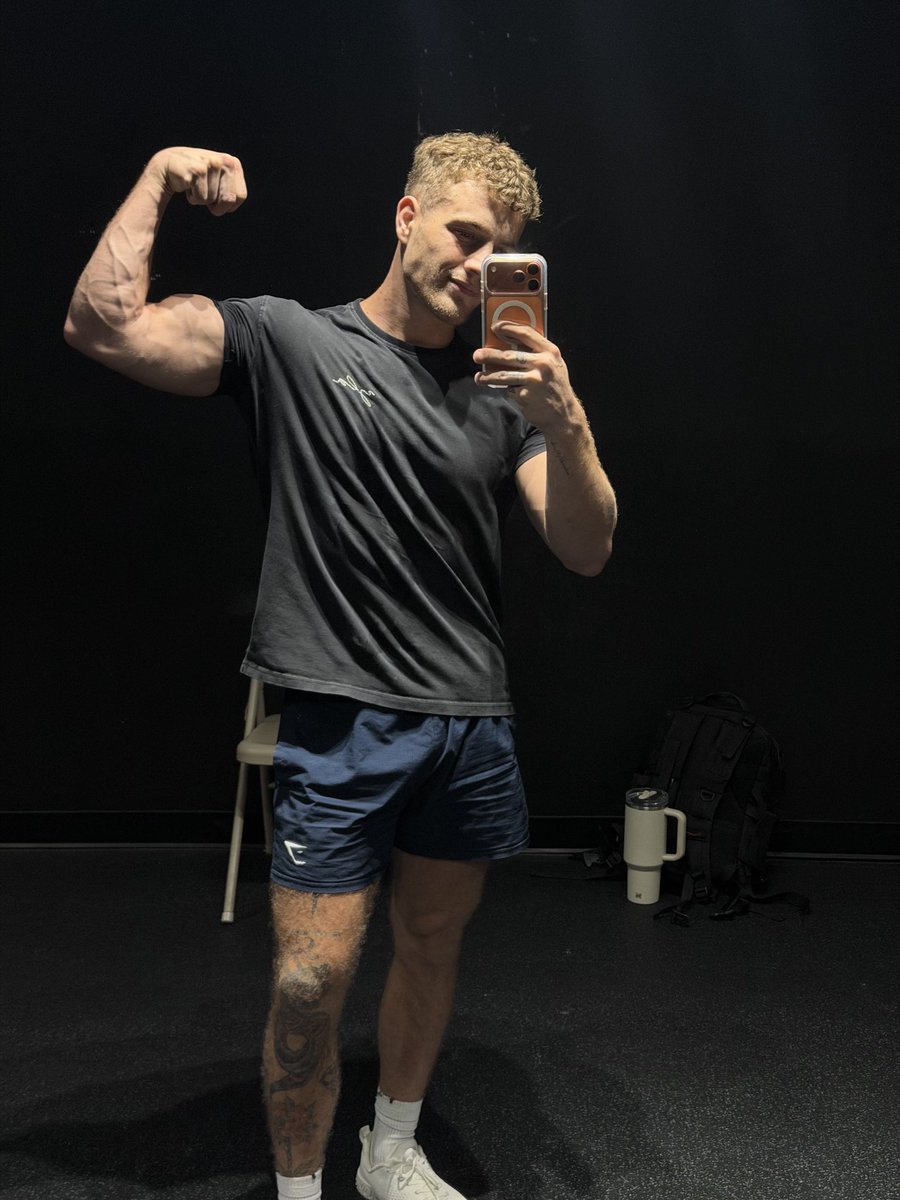 Ra_Princey's tweet photo. My sleeves are getting so tight. https://t.co/ThTy2H2uVT