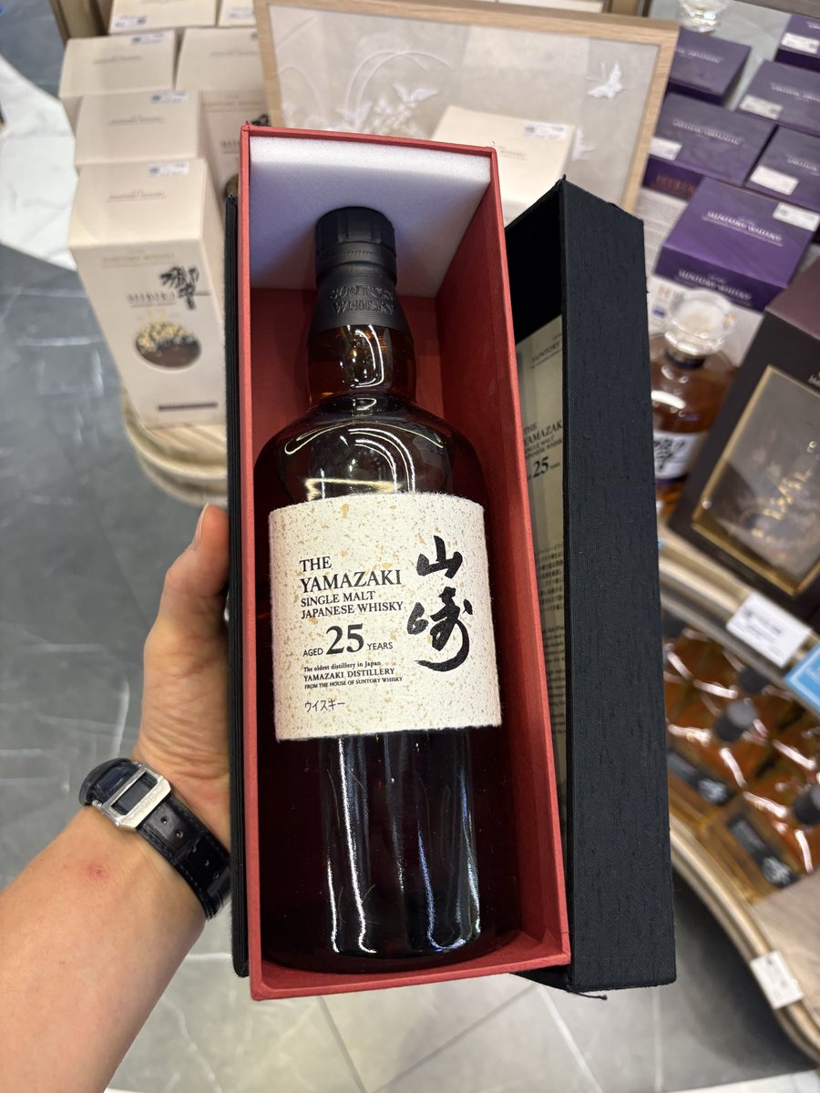 Carzoo999's tweet photo. スワンナプーム空港　免税店事情
普通にポンと置いてあるんだが....😳
終売品もあるし🤨 https://t.co/cFLd6EiNpl