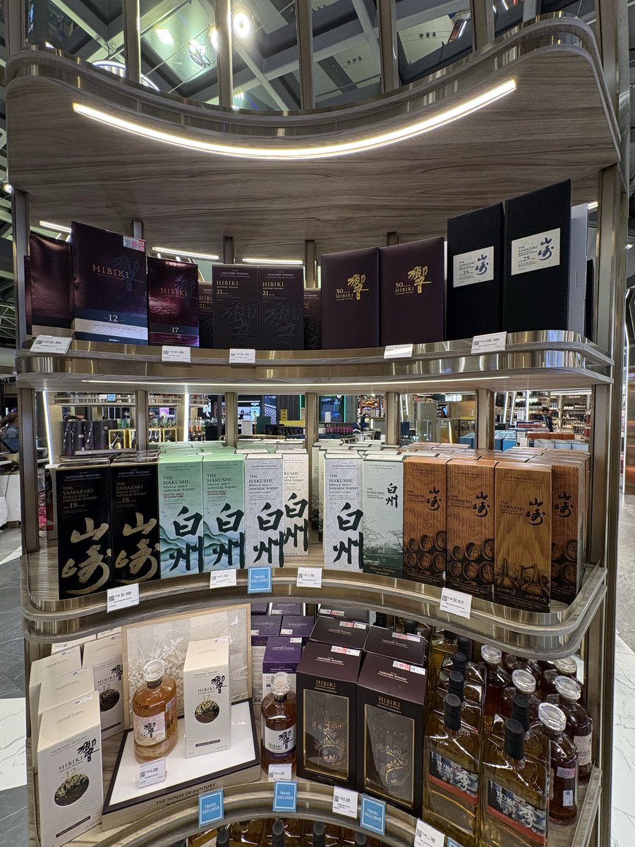 Carzoo999's tweet photo. スワンナプーム空港　免税店事情
普通にポンと置いてあるんだが....😳
終売品もあるし🤨 https://t.co/cFLd6EiNpl
