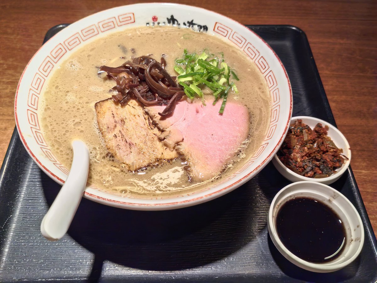 nh787's tweet photo. 六助豚骨ラーメン@ゆいが総本店
トッピングマー油、辛子高菜
豚骨と水のみ炊き続けることで出来る高濃度豚骨からは、シンプルかつ強い旨みが感じられるヽ(´ー｀)ノ今回はマー油をスタートから加え、さらなる強力な旨みで堪能(ヾ(｡･ω･)ﾉ☆ﾟ+.マー油とニンニクチップで熊本ラーメン風味✨ https://t.co/bqwaxvTPsH