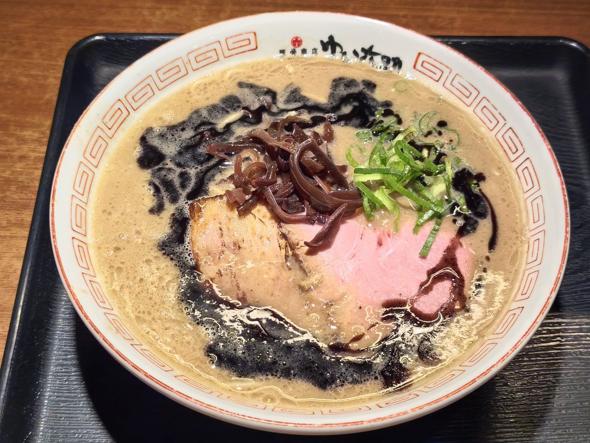 nh787's tweet photo. 六助豚骨ラーメン@ゆいが総本店
トッピングマー油、辛子高菜
豚骨と水のみ炊き続けることで出来る高濃度豚骨からは、シンプルかつ強い旨みが感じられるヽ(´ー｀)ノ今回はマー油をスタートから加え、さらなる強力な旨みで堪能(ヾ(｡･ω･)ﾉ☆ﾟ+.マー油とニンニクチップで熊本ラーメン風味✨ https://t.co/bqwaxvTPsH