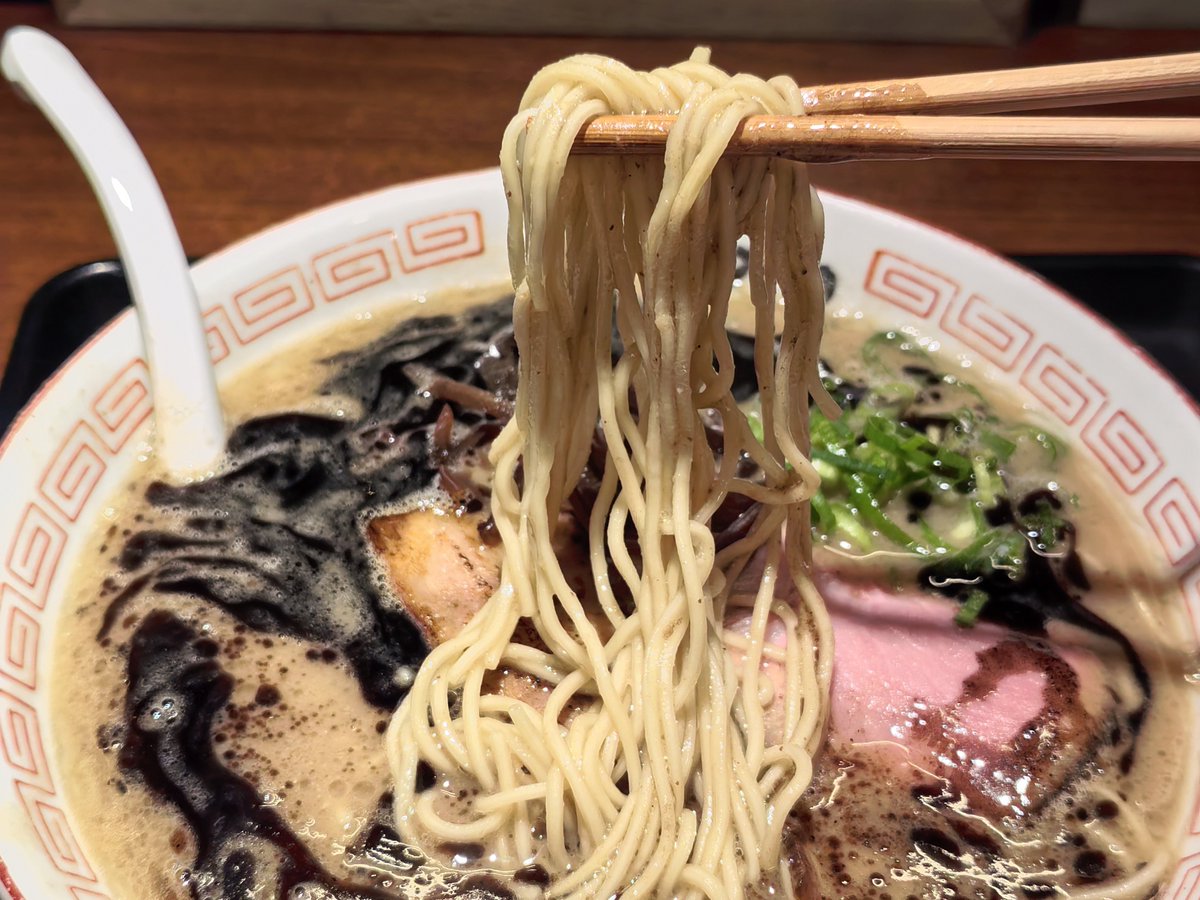 nh787's tweet photo. 六助豚骨ラーメン@ゆいが総本店
トッピングマー油、辛子高菜
豚骨と水のみ炊き続けることで出来る高濃度豚骨からは、シンプルかつ強い旨みが感じられるヽ(´ー｀)ノ今回はマー油をスタートから加え、さらなる強力な旨みで堪能(ヾ(｡･ω･)ﾉ☆ﾟ+.マー油とニンニクチップで熊本ラーメン風味✨ https://t.co/bqwaxvTPsH
