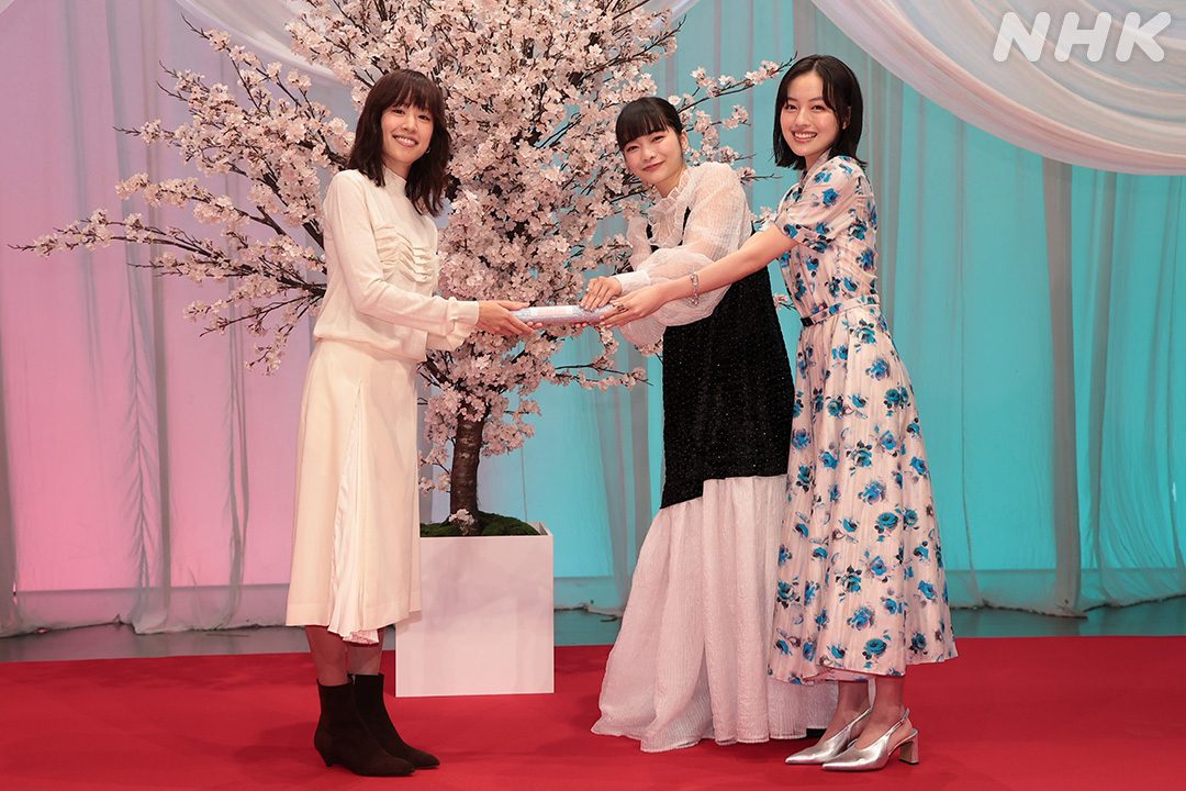 asadora_nhk's tweet photo. ＼バトンタッチ／

『#風薫る』から『#ブラッサム』へ。
見上愛さんと上坂樹里さんから、石橋静河さんへと渡されたバトン。
この後も、連続テレビ小説をお楽しみください🙇‍♀️

☑️詳細は公式HPで公開中
https://t.co/TS7TwMLfks

👇『ブラッサム』アカウント
https://t.co/CREIRgvkFa

#朝ドラ https://t.co/VEsWTcUgSc
