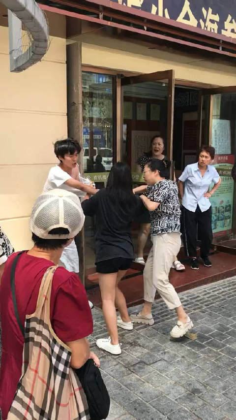 kah3656_'s tweet photo. [There's chaos in the street—thieves pushing around, no order, it's upsetting.] https://t.co/T6H1EmDMFT