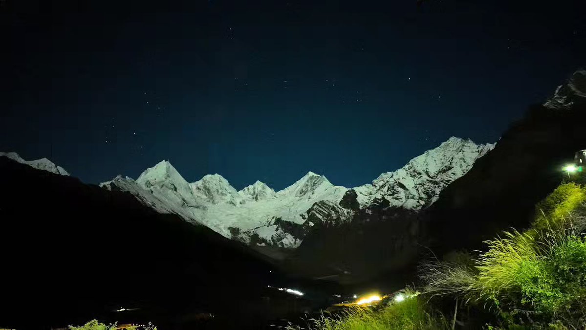 emilywalker7qco's tweet photo. Day and night at Panchachuli... https://t.co/IY09s763XU