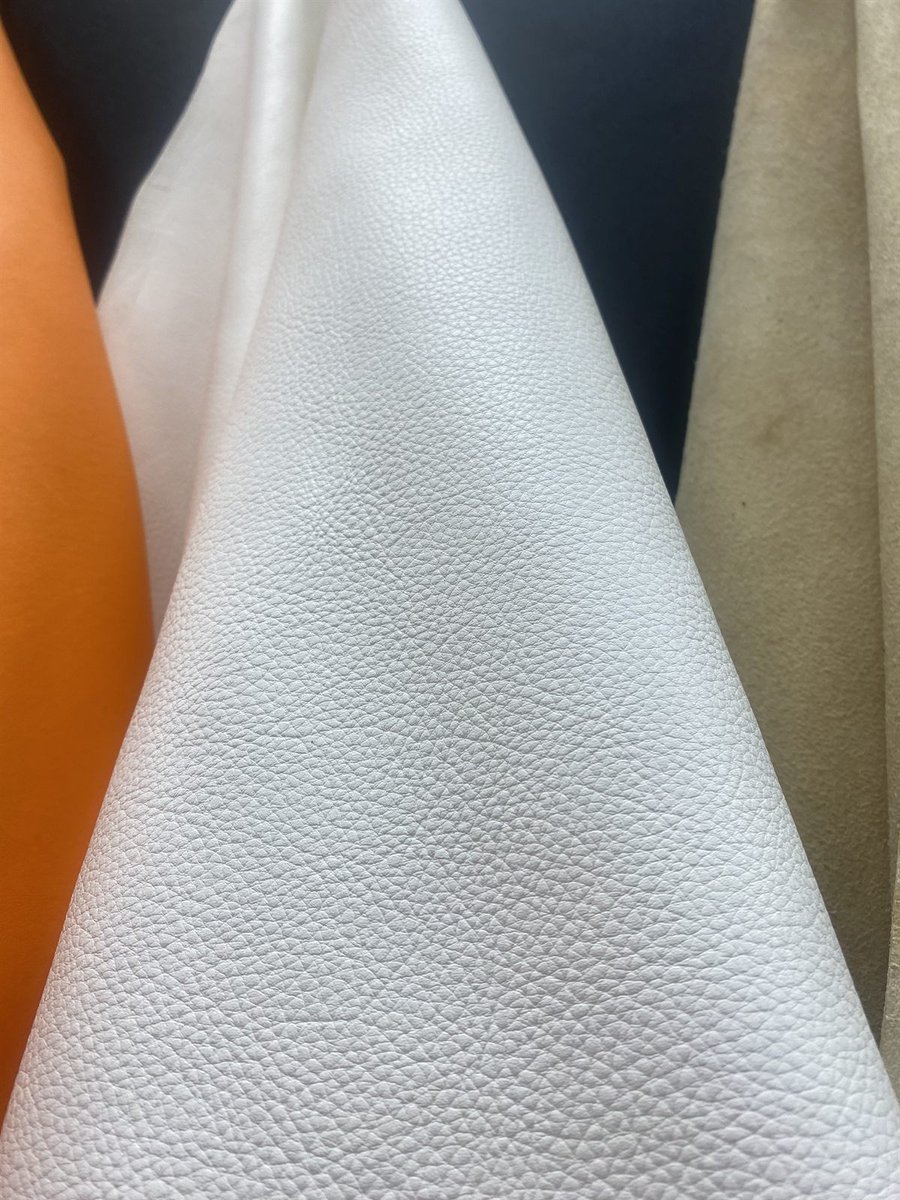 Leathernot64113's tweet photo. 染めていないのに、真っ白な革があります。

アルミニウムやジルコニウムでなめしたもの。クロムなめしの革を白く染めると薄い青が入りますが、これは混じりけのない白。野球のボールなどに使われるそうです。

#レザーズデイ #LeathersDay #革 https://t.co/UlMLKRVwgl