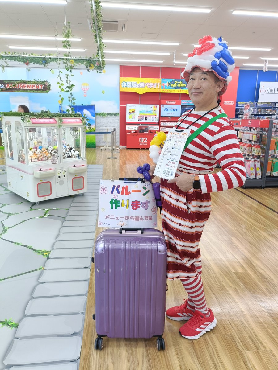 utulove's tweet photo. ヤマダデンキ富山掛尾店、今日も大賑わい。
エディーさんのバルーンパフォーマンスは子供に大人気で行列できてたよ🎈
エディーさんもずっと喋りっぱなしで、手はとめずバルーンをひねってひねって…
次は13:00からです。
他にもイベントしてるから、皆さん来てね〜🤡
#FANKS
#宇都宮隆
#U_WAVE https://t.co/foU63D4BP9