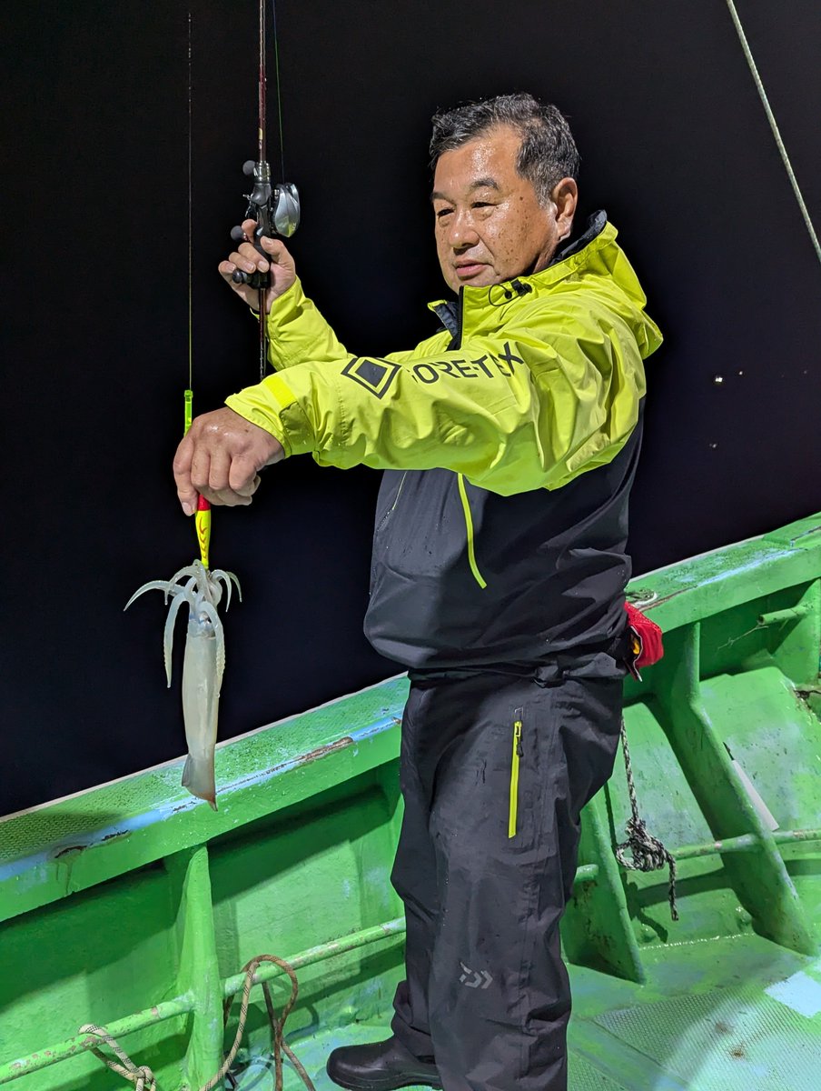 Jl7Pco's tweet photo. 昨夜は、イカ釣り初めての親子さん。
嫌いな大潮で釣果の期待出来ない中出港。
ポイントに着いても釣れない😰と思ってたら、お父さんの方に突然イカ様降臨からの暴走モード🦑と思いきや息子さんの方にも負けじと降臨で、親子対決開始🦑勝者は歳の功でお父さん！釣果はお父さん50杯前後、息子は25杯🦑 https://t.co/uTb43OfP6N