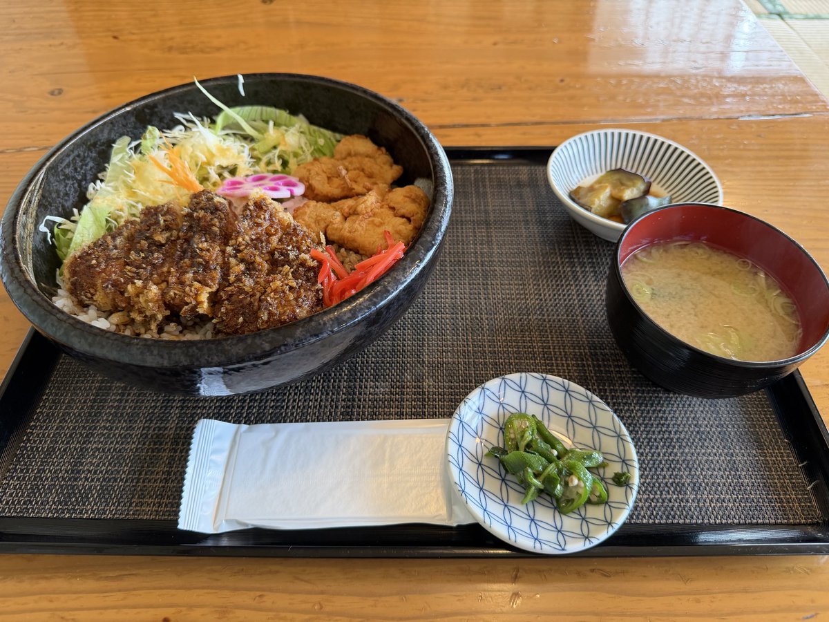 kamosaremas's tweet photo. よくばり丼！！！ https://t.co/vDVythOtPV