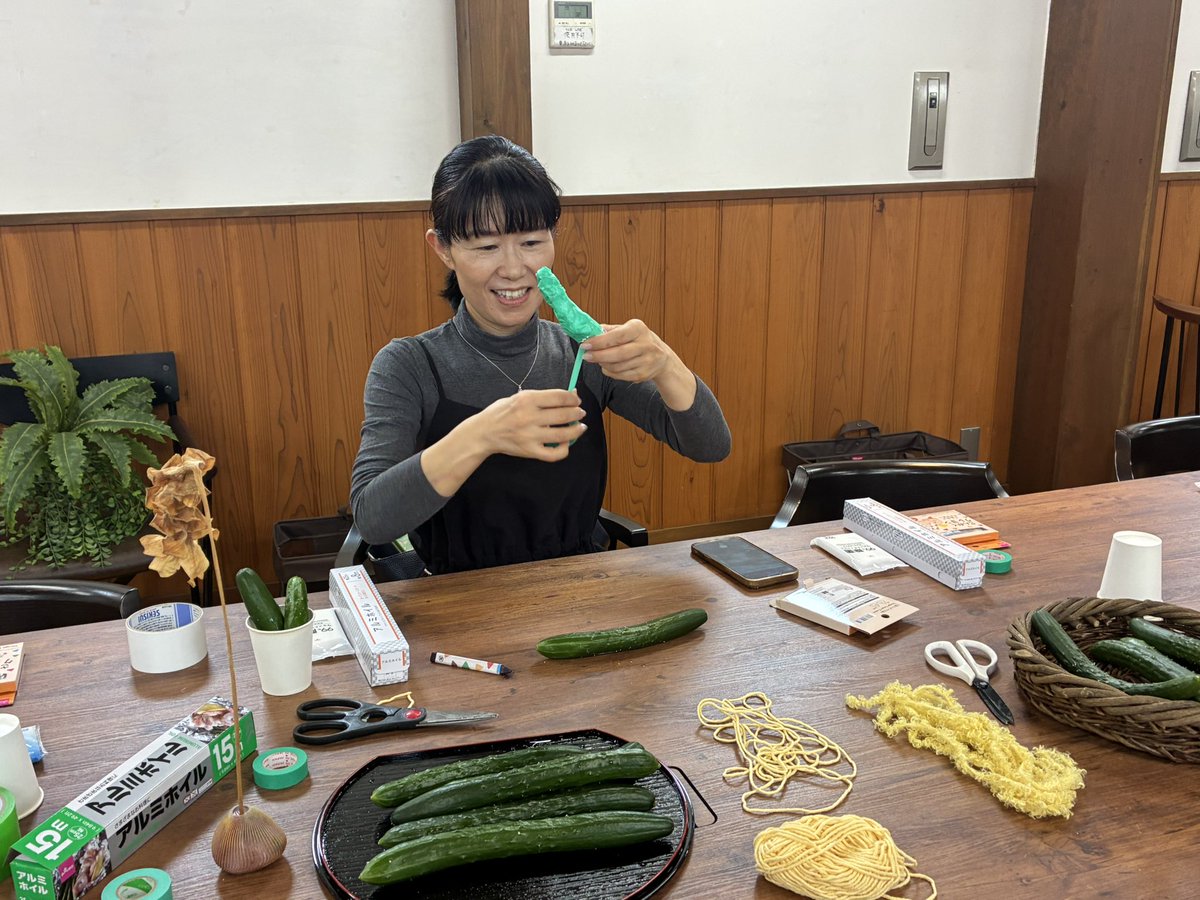 UnsaiYukari's tweet photo. 五感&amp;あいワークショップ『きゅうりのアート』スタートしました。前日、生出演させていただいた地元ラジオ局、『FMラジオくらら857』パーソナリティ高村さんが、遊びに来てくれました。
#ご縁#つながり#栃木市#心の花びら＋心の花束#とちぎ蔵の�� https://t.co/RX2KpLGlc1