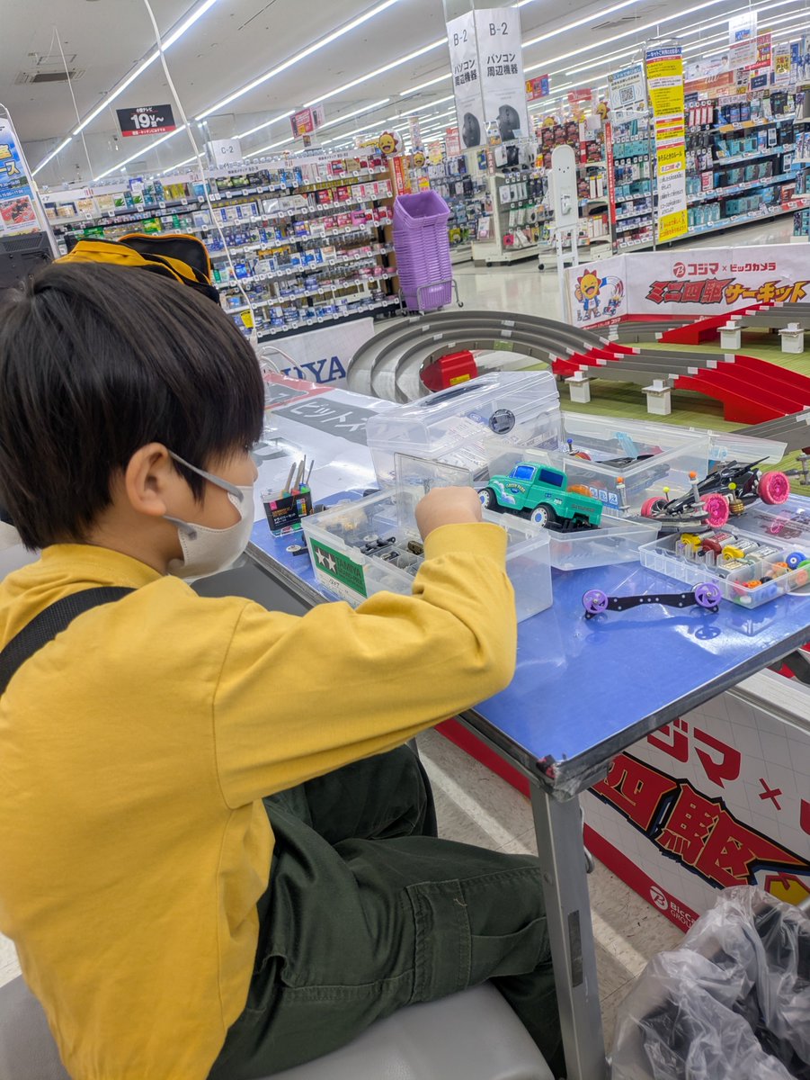 LX250V08's tweet photo. 午前中はミニ四駆、昔の定番だったトルク+超速セットで完走するも安定性は厳しい。今のマシンは素組みでも速いなぁ https://t.co/jfU9BnpIk8