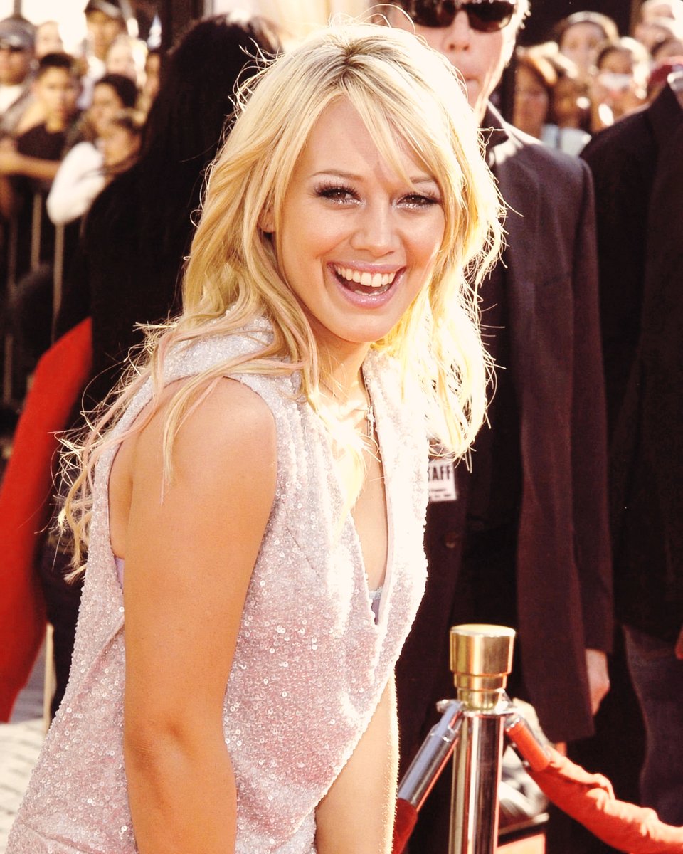 HilaryDiary's tweet photo. 🔙 22 years ago today, Hilary Duff at the "Raise Your Voice" Movie Premiere in LA (October 3rd, 2004) https://t.co/MhEZAuT1TG