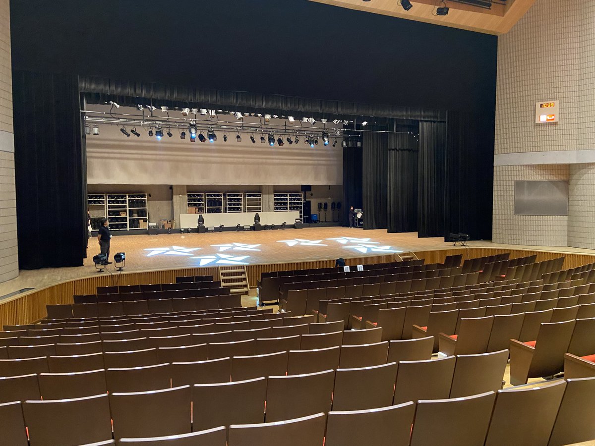 ta_shiba's tweet photo. 無いフェス本1「無いフェス前々前夜」の舞台であるサンアート(現カネヨシプレイス)にダンス発表会の収録で来てます！とばりの前々前身バンド「ハイランドリーフ」として僕が初めて立ったステージであり、加塩正平と初めて対バンした因縁の舞台。時は経ち、収録屋になったけど今もバンドは続いてる！！ https://t.co/fDMSwpDvDD