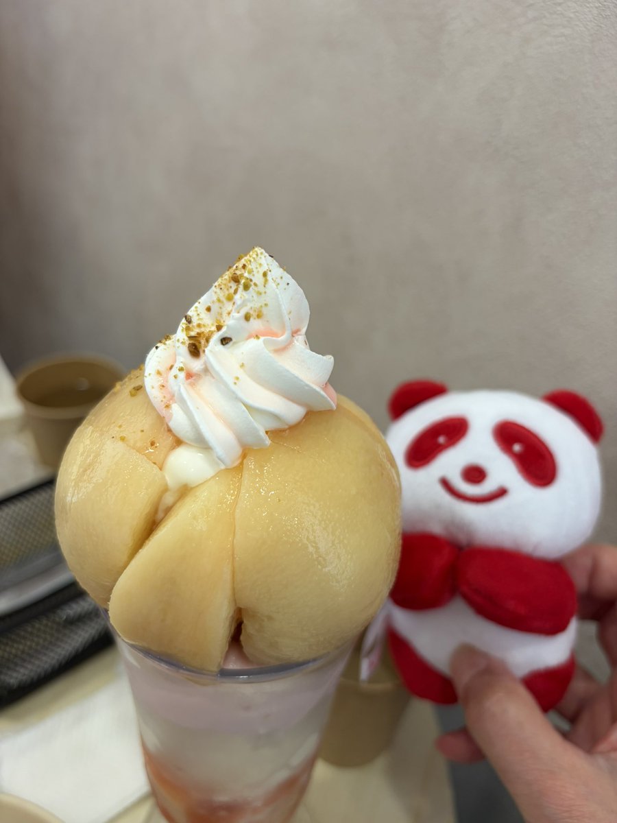 DecaNyan's tweet photo. 先々週末、思い立って桃のパフェ食べに京橋（大阪）のカフェトルクーヘンへ。予約してなかったので夕方になりましたが無事ありつけました。
桃、とろける。美味しかった。私の胃の容量では桃一個しか無理でした…
9月末までなので気になる方は是非！ https://t.co/3J6BYWuId0