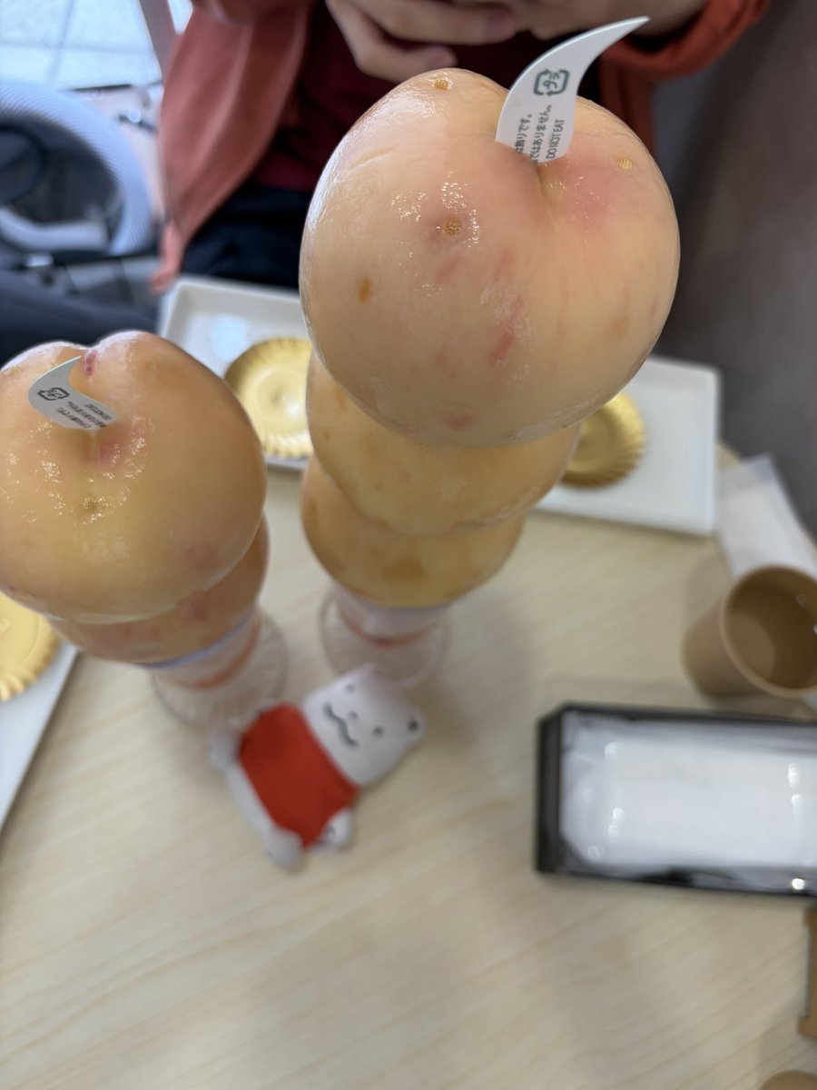 DecaNyan's tweet photo. 先々週末、思い立って桃のパフェ食べに京橋（大阪）のカフェトルクーヘンへ。予約してなかったので夕方になりましたが無事ありつけました。
桃、とろける。美味しかった。私の胃の容量では桃一個しか無理でした…
9月末までなので気になる方は是非！ https://t.co/3J6BYWuId0