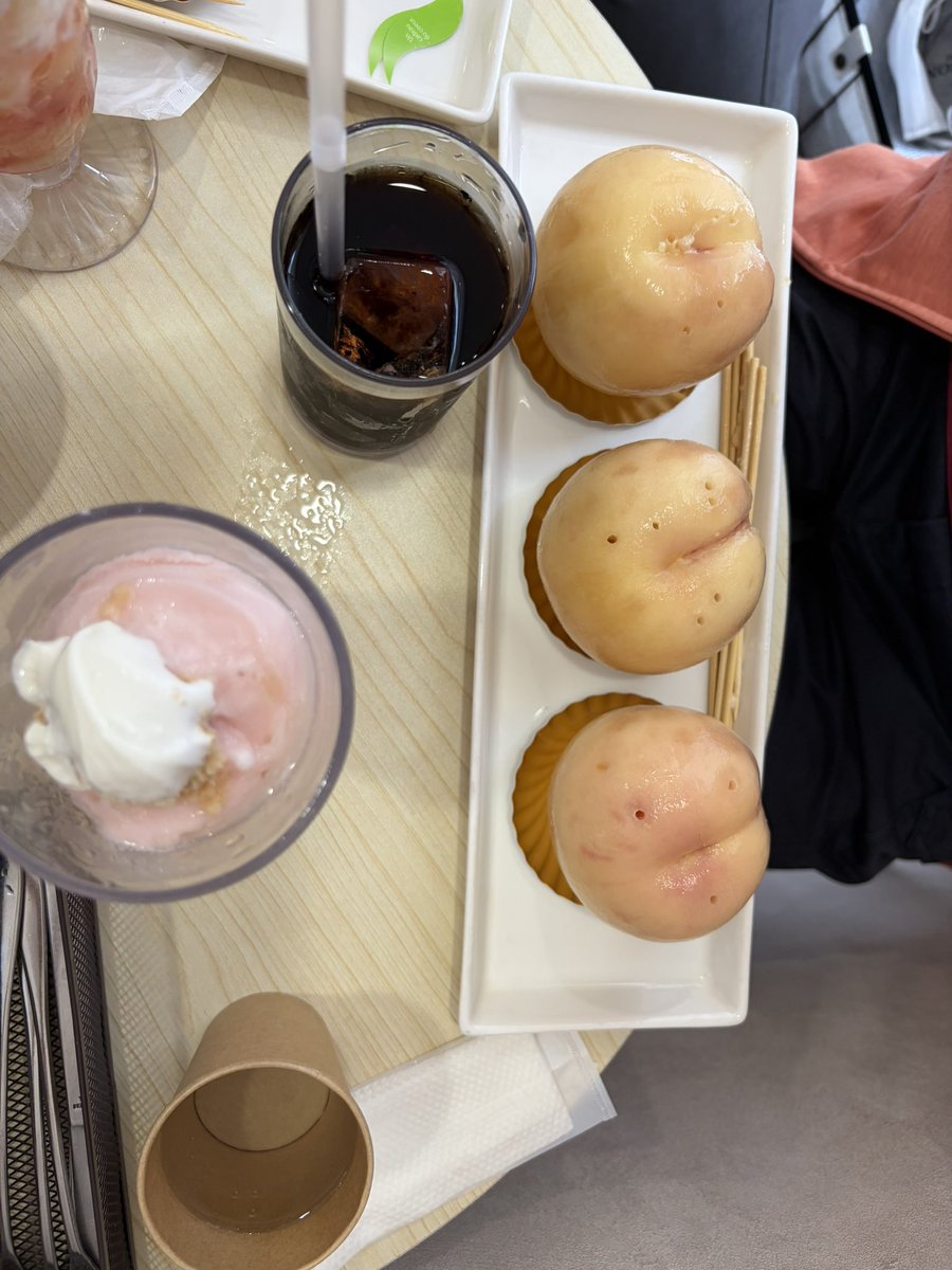 DecaNyan's tweet photo. 先々週末、思い立って桃のパフェ食べに京橋（大阪）のカフェトルクーヘンへ。予約してなかったので夕方になりましたが無事ありつけました。
桃、とろける。美味しかった。私の胃の容量では桃一個しか無理でした…
9月末までなので気になる方は是非！ https://t.co/3J6BYWuId0