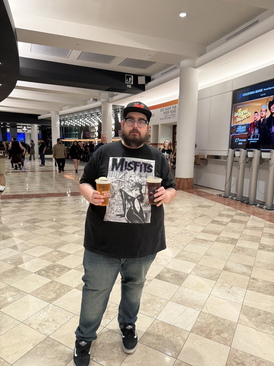 91Gonzok's tweet photo. Danzig show for free tonight 
Twas the night before Iron Maiden tomorrow https://t.co/r4hoGsmChG