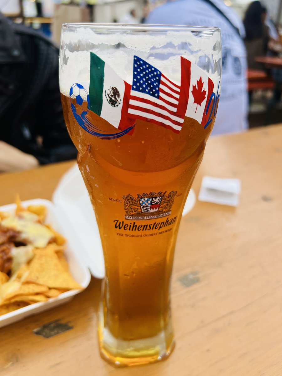 Louna_aqr's tweet photo. 横浜のオクトーバーフェスト来た〜🍻
昼から美味しいビールと食事で幸せ

with @mori_adofan https://t.co/SiG1V1fIMB