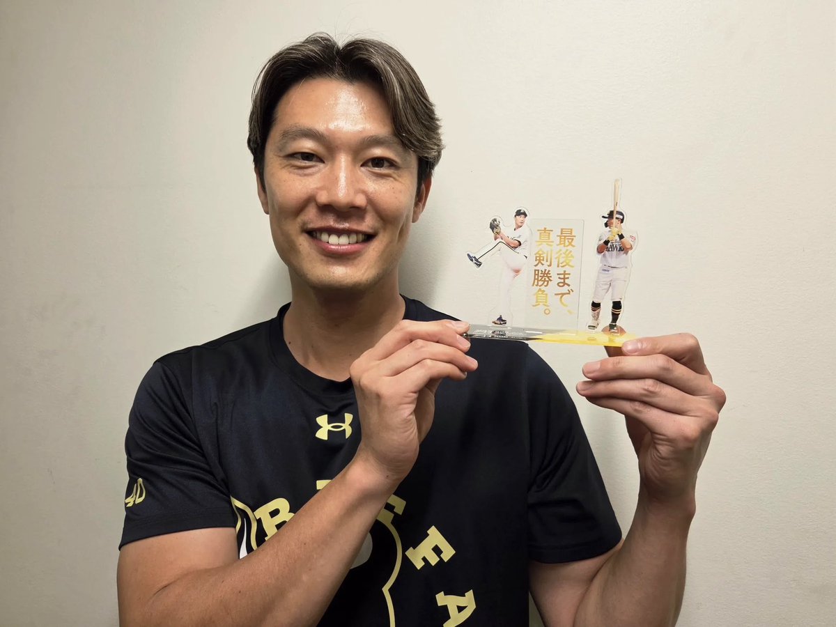 HAWKS_official's tweet photo. オリックス・バファローズの #岩嵜翔 投手から素敵なお写真が届きました🌻

#中村晃 選手とホークスに同期入団。本日の試合ではライバルですが、ともに戦ってきた仲間です。岩嵜投手、ありがとうございます！

@Orix_Buffaloes #Bs2026 
#ありがとう中村晃 #sbhawks https://t.co/Um2VwnE3uS