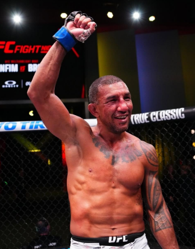 Kyron_NineIota's tweet photo. 39 anos! O boxe tava extremamente alinhado, penteando os golpes do Chiwiwis. Wrestling extremamente econômico, sem precisar fazer uma explosão absurda pra quedar.

A gente reclamou tanto desse Fight Night e acabou assistindo uma das melhores lutas do ano, infelizmente com esse desfecho merda.

Essa luta vai servir de estudo técnico em todos os setores: striking e grappling.

O Raoni provavelmente não vai ter o reconhecimento que merece. Vocês sabem como é o esporte, daqui a pouco todo mundo esquece.

Mas espero que venha um bônus gordo pra esse homem e que ele possa ter a melhor vida possível daqui pra frente.