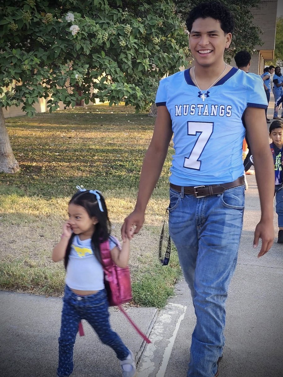 MemorialBooster's tweet photo. 💙🐎 It’s all about community! 🐎💙

Our Memorial Mustangs were proud to kick off the first #FistBump Thursday of the year at Escandon Elementary! It was a great opportunity to connect with the little Mustangs, share some smiles, and spread a little encouragement.

Thank you https://t.co/4WKgv8OXT4