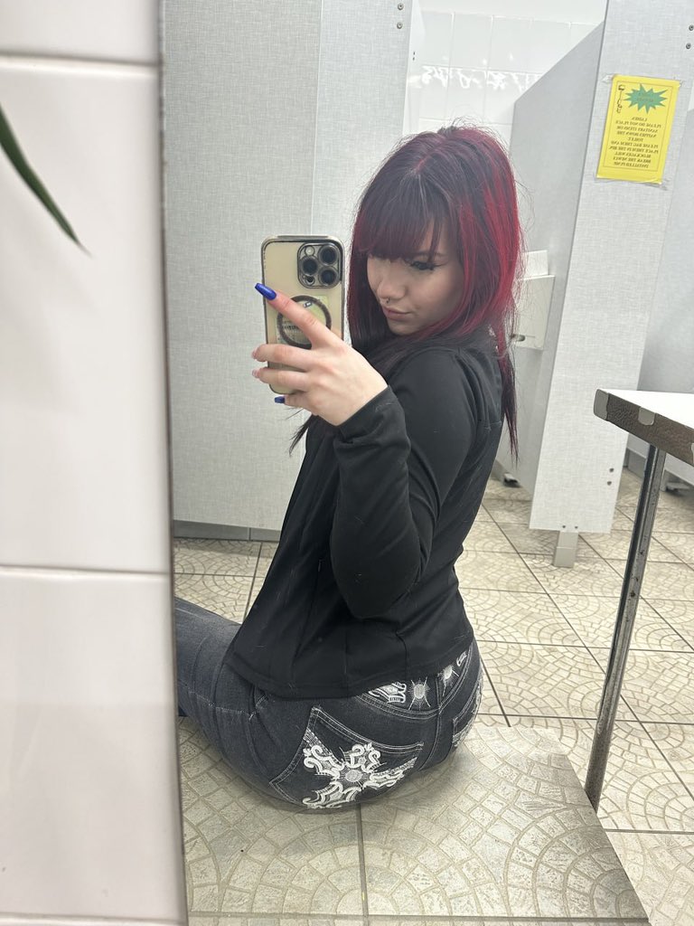 queenkellyred's tweet photo. the mirror is flirting with me again and honestly i'm flirting back 🫦 https://t.co/a1Sj65zPNP