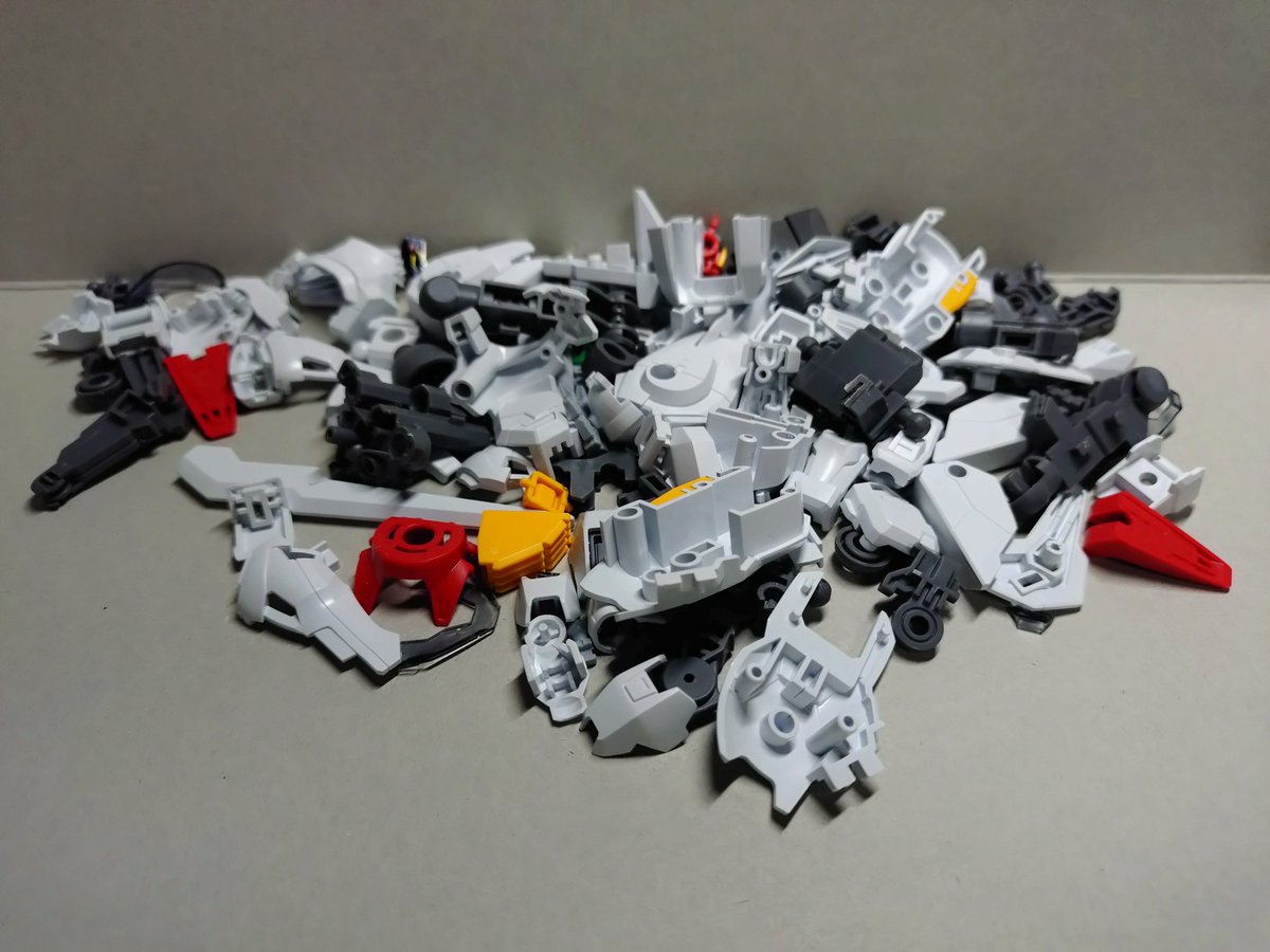 nat90485178's tweet photo. HGキャリバーンちびちび制作中
ゲート処理やっと完了！
手の甲を削り手をビルダーズパーツの平手に変更🖐️
迷ってた足の合わせ目はモールド化 https://t.co/i0iCuNdUum