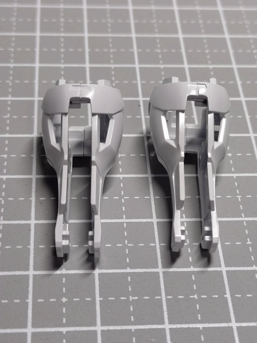 nat90485178's tweet photo. HGキャリバーンちびちび制作中
ゲート処理やっと完了！
手の甲を削り手をビルダーズパーツの平手に変更🖐️
迷ってた足の合わせ目はモールド化 https://t.co/i0iCuNdUum