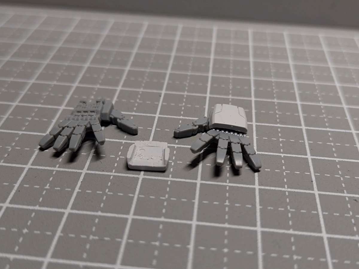 nat90485178's tweet photo. HGキャリバーンちびちび制作中
ゲート処理やっと完了！
手の甲を削り手をビルダーズパーツの平手に変更🖐️
迷ってた足の合わせ目はモールド化 https://t.co/i0iCuNdUum