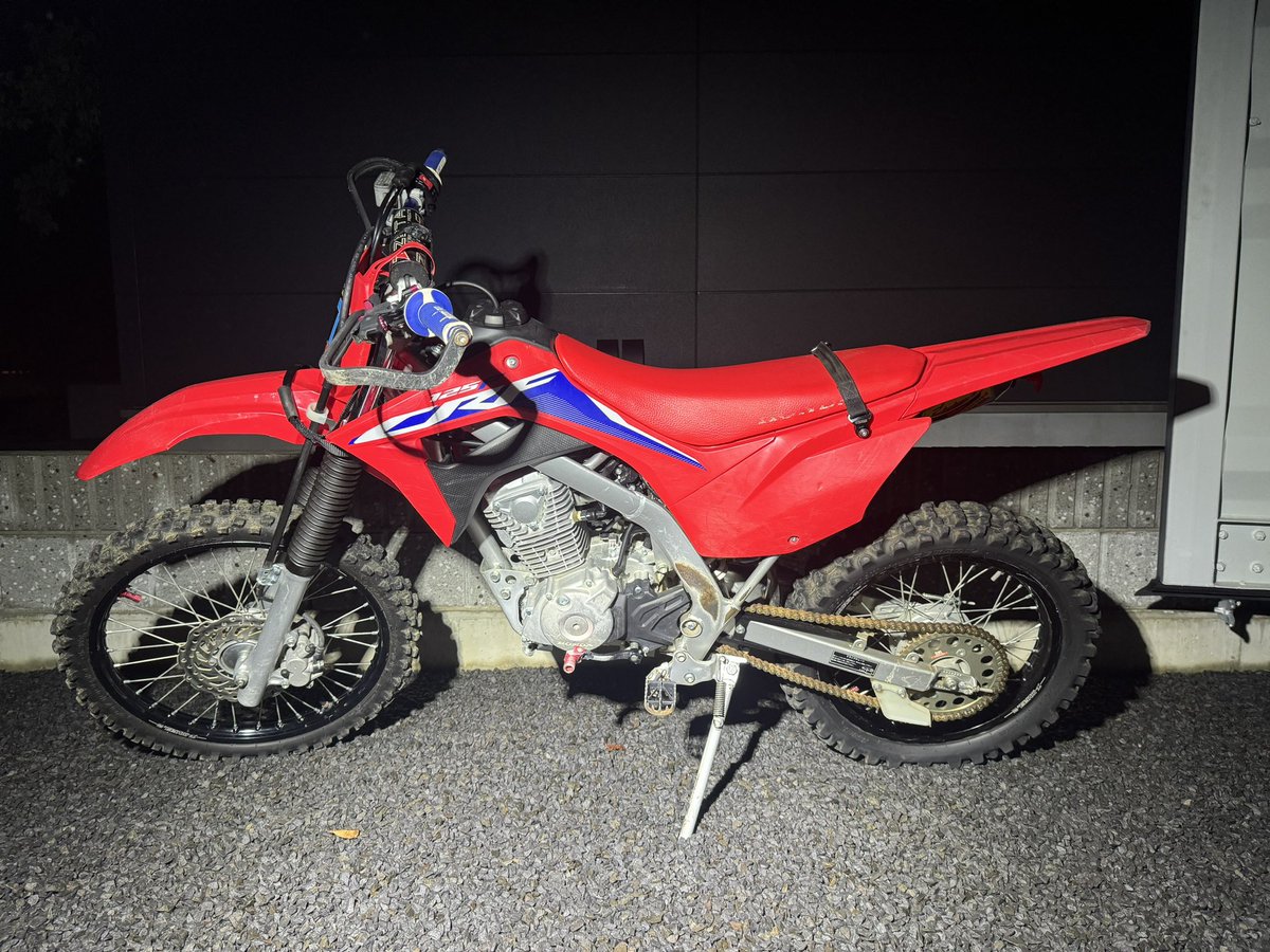 slugger_h's tweet photo. #売ります
【バイク売ります】
CRF125F （2021年？モデル）
お値段35万希望（オプションテンコ盛り）

稼働時間メーターつけておりませんが、おそらく30hもいってないかと思います。
基本レースでしか走っておりません。
ミニバイパニック数回レース参戦
即レース等出れます。

仕様は次に続く↓ https://t.co/S5rHSyYqrj