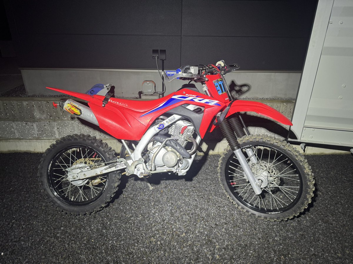 slugger_h's tweet photo. #売ります
【バイク売ります】
CRF125F （2021年？モデル）
お値段35万希望（オプションテンコ盛り）

稼働時間メーターつけておりませんが、おそらく30hもいってないかと思います。
基本レースでしか走っておりません。
ミニバイパニック数回レース参戦
即レース等出れます。

仕様は次に続く↓ https://t.co/S5rHSyYqrj