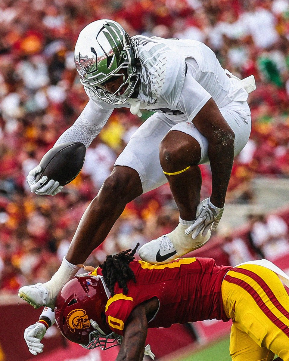 GoDucks's tweet photo. Toughest together.

@OregonFootball defeats USC 41-27. #GoDucks https://t.co/Xfs5XXPkEs