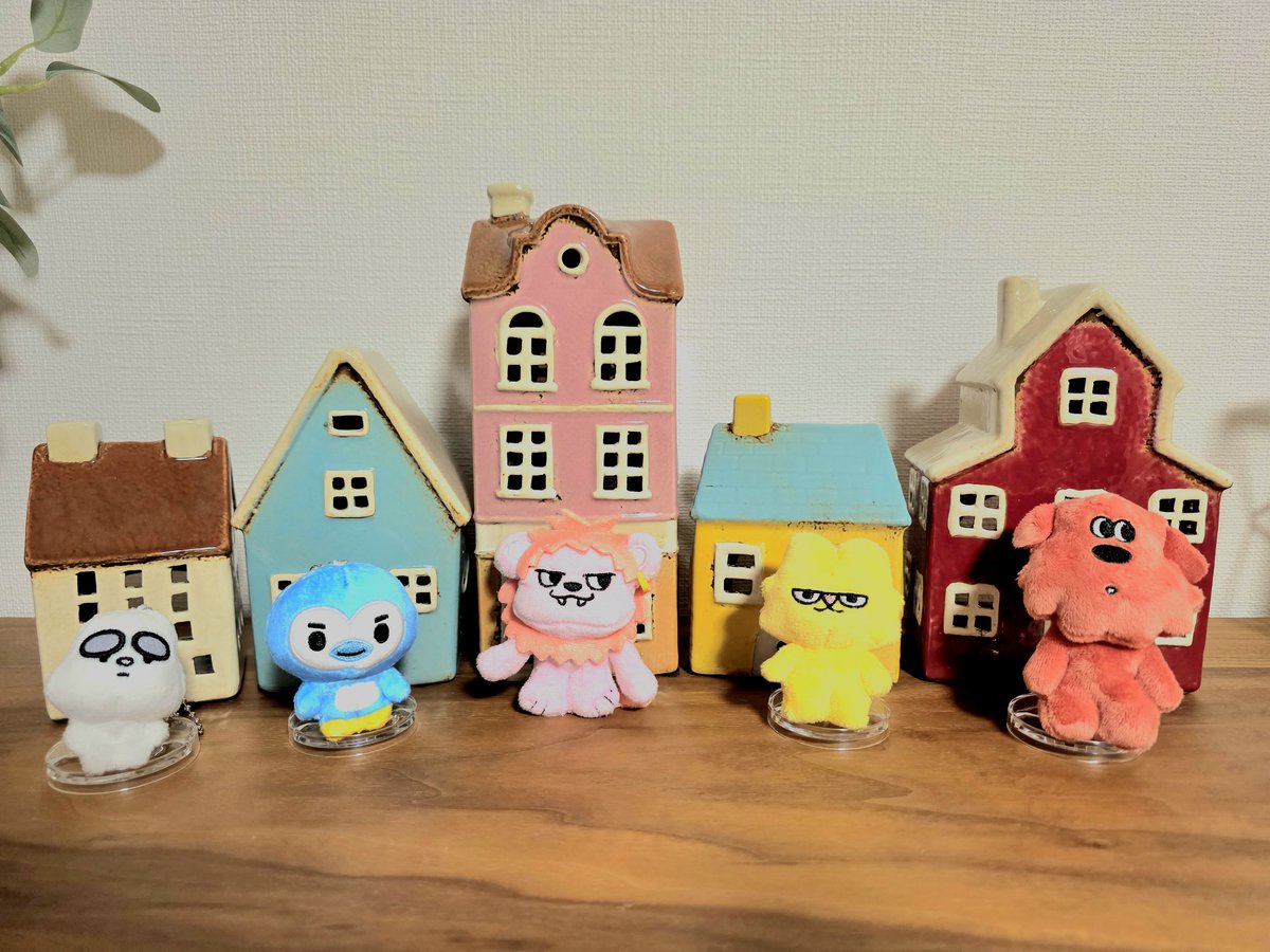 teripuheart0427's tweet photo. 40代のおじさんなのに概念ちゃん沼に落ちた末路。ガーデニング用に買ってた家型キャンドルホルダーが概念ちゃんにぴったり(佐野さん家だけ買い足し)❗M!LK５人横並びでメンカラの家建てたいって言ってたよね🏠

おじさんを癒してくれる概念ちゃん達…

#MILK
#みるきーず
#大人みるきーずと繋がりたい https://t.co/GH8Db633cq