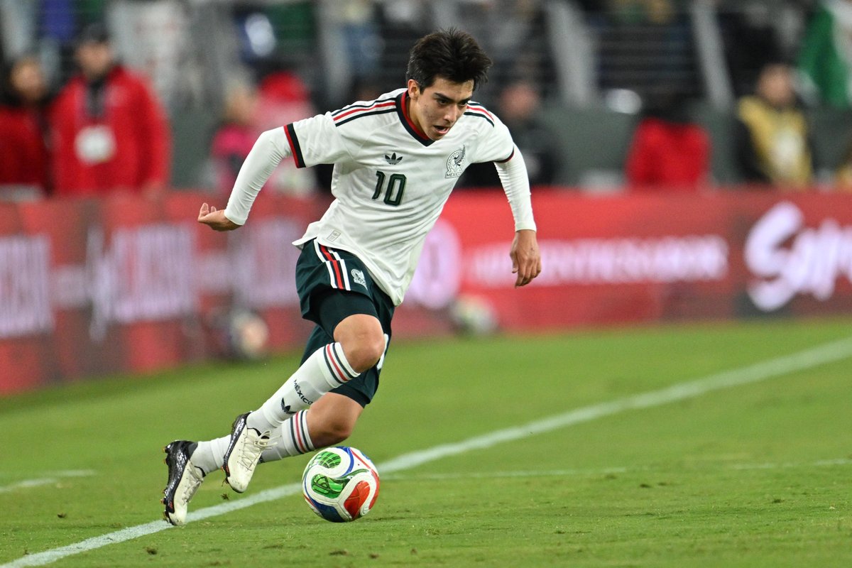 GoalJP_Official's tweet photo. 🇲🇽 強豪対決はドロー 🇨🇴

メキシコとコロンビアの一戦はドロー。

10番を背負った17歳MFジルベルト・モラがメキシコ代表史上最年少ゴールを記録した。

メキシコ 1-1 コロンビア https://t.co/mo19j0q1v5