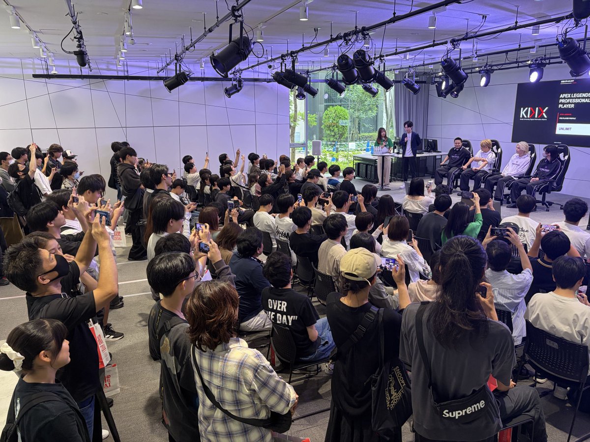 ALGS_JP's tweet photo. ／
📣 #UNLIMIT が近大に！
＼

本日9月27日(日)近畿大学オープンキャンパスにて行われている、「学生企画！ALGS APAC NORTH応援イベント！」にてALGSキャスターの河野 海樹さんとUNLIMITの選手、コーチの皆さんが出演しています✨

会場は満員！
今年最後のオープンキャンパスを盛り上げます！ https://t.co/NDtaDxQMRE