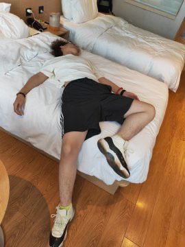 GothamExpat's tweet photo. 认识不久低调奢华有内涵，前一秒嘻嘻哈哈，后一秒打起了呼噜，果然自信，没有一点防备 #迷yao迷玩 https://t.co/R8YxvXQjoE
