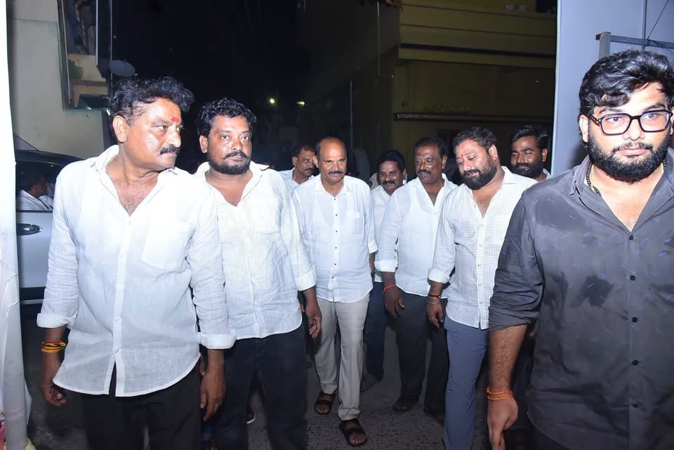 kpsarathyTDP's tweet photo. 26/09/2026-ఉయ్యూరు పట్టణంలో కాపుల రామాలయం ఫ్రెండ్స్ సర్కిల్ ఆధ్వర్యంలో నిర్వహిస్తున్న శ్రీ వరసిద్ధి వినాయక నవరాత్రి ఉత్సవాల్లో పాల్గొని ప్రత్యేక పూజలు నిర్వహించిన రాష్ట్ర మంత్రి శ్రీ కొలుసు పార్థసారథి గారు.

విఘ్నేశ్వరుని దివ్య ఆశీస్సులతో ప్రజలందరూ సుఖసంతోషాలతో, ఆయురారోగ్యాలతో వర్ధిల్లాలని ఆకాంక్షించారు. 

#KolusuParthaSarathy #GaneshChaturthi #Vuyyuru
