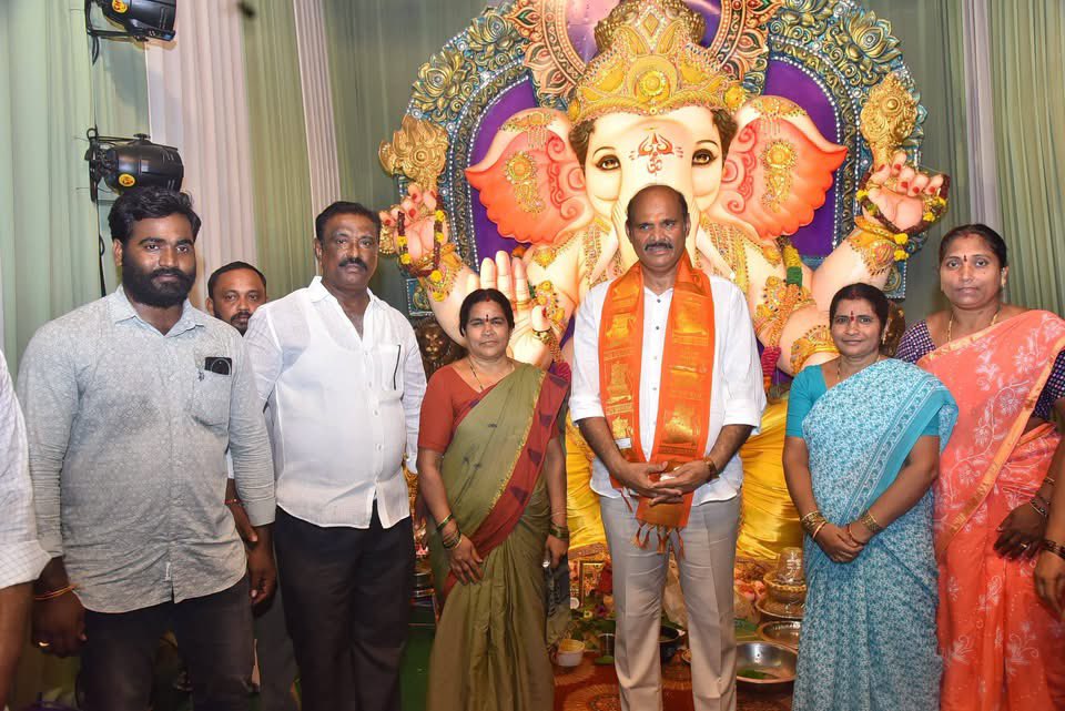 kpsarathyTDP's tweet photo. 26/09/2026-ఉయ్యూరు పట్టణంలో కాపుల రామాలయం ఫ్రెండ్స్ సర్కిల్ ఆధ్వర్యంలో నిర్వహిస్తున్న శ్రీ వరసిద్ధి వినాయక నవరాత్రి ఉత్సవాల్లో పాల్గొని ప్రత్యేక పూజలు నిర్వహించిన రాష్ట్ర మంత్రి శ్రీ కొలుసు పార్థసారథి గారు.

విఘ్నేశ్వరుని దివ్య ఆశీస్సులతో ప్రజలందరూ సుఖసంతోషాలతో, ఆయురారోగ్యాలతో వర్ధిల్లాలని ఆకాంక్షించారు. 

#KolusuParthaSarathy #GaneshChaturthi #Vuyyuru