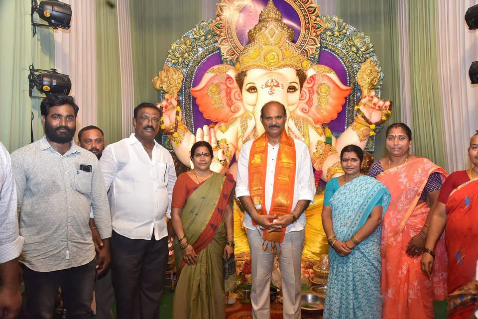 kpsarathyTDP's tweet photo. 26/09/2026-ఉయ్యూరు పట్టణంలో కాపుల రామాలయం ఫ్రెండ్స్ సర్కిల్ ఆధ్వర్యంలో నిర్వహిస్తున్న శ్రీ వరసిద్ధి వినాయక నవరాత్రి ఉత్సవాల్లో పాల్గొని ప్రత్యేక పూజలు నిర్వహించిన రాష్ట్ర మంత్రి శ్రీ కొలుసు పార్థసారథి గారు.

విఘ్నేశ్వరుని దివ్య ఆశీస్సులతో ప్రజలందరూ సుఖసంతోషాలతో, ఆయురారోగ్యాలతో వర్ధిల్లాలని ఆకాంక్షించారు. 

#KolusuParthaSarathy #GaneshChaturthi #Vuyyuru