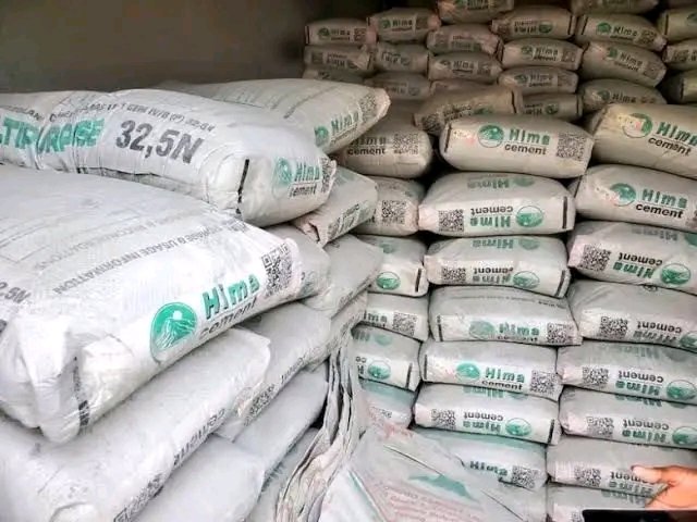 rwenzori_'s tweet photo. Some ugandans are confused why a bag of ugandan cement in Congo is sold only Shs 15000 but in uganda where its manufactured its sold at Shs 35000. https://t.co/8SMcW6vtQx