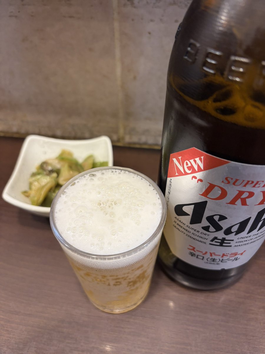 KAORU_kkkkk's tweet photo. 瓶ビールとザーサイで
餃子待ち https://t.co/f6Y3dsQFEH