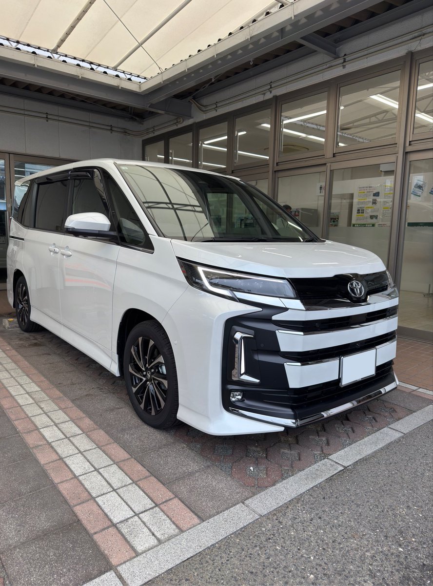 38_rav4's tweet photo. 9/26
90ノア ハイブリッド納車👏👏👏
マイチェン後のノアかっこよすぎる👌
コの字デイライト、ウインカーかっこよい
ガソリン車の90 ヴォクシーよりも加速も走り心地も良い！
#納車 #ノア https://t.co/TJ2o1g5GfF