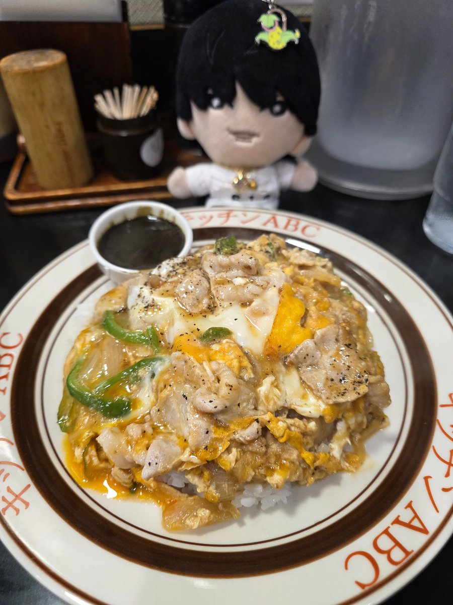 kimurairrair's tweet photo. 用事の前に寄り道！
1b出口から出るとスムーズかと😊
あと支払いは現金オンリーです👛
PayPayもカードも❌わたしふだん現金はあまり持ち歩かないので危なかった💦
大行列だったよ！あとね！あとね！
みーんなテーブルにぬい置いて料理を待っててかんわいいの😆店中すとぬいだらけ😆この姿SixTONESに見てほしいくらいかわいかった🫶