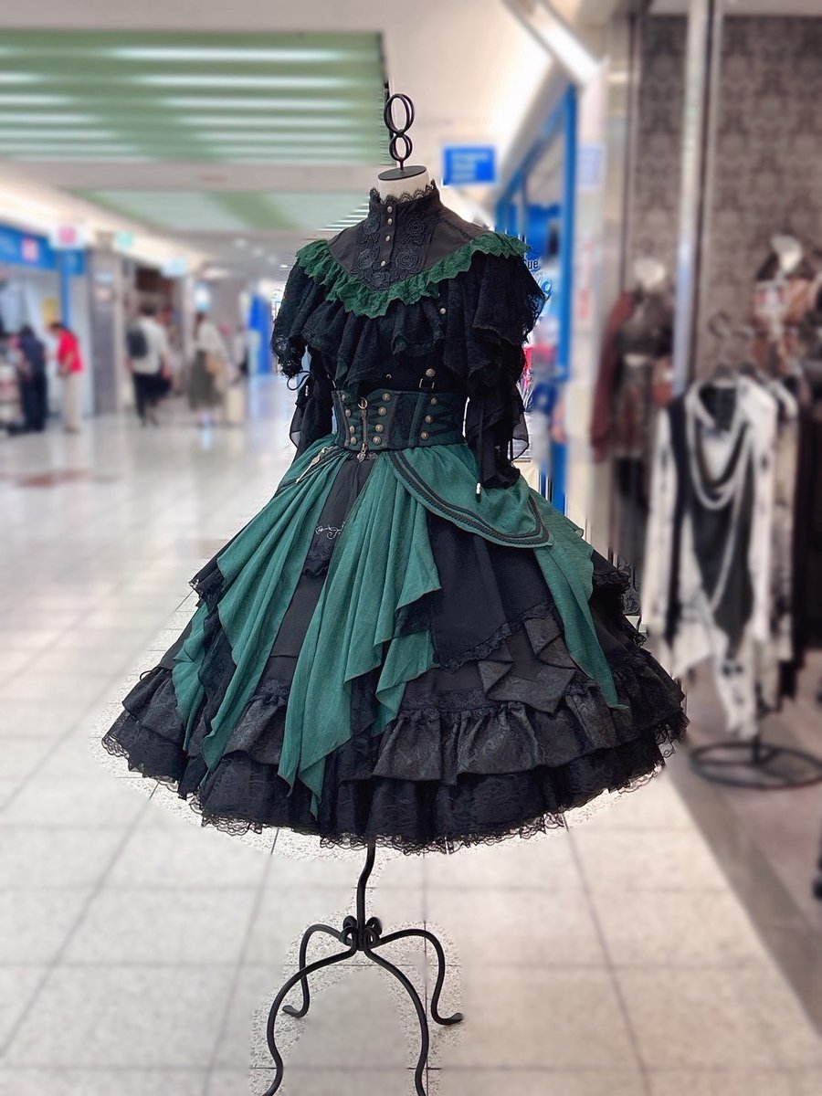 ozz_nagoya's tweet photo. こんにちは名古屋 #エスカ 店です ༘✩

︎︎⟡こうもり襟カットソー
︎︎⟡コルセットスカート
︎︎⟡アシメスカート
︎︎⟡つけ襟

クラシカルな雰囲気漂うグリーンコーデ💚
新作のミニハットとも相性抜群です✨️

本日もご来店お待ちしております🎶
#ozzonjapan  #ozzon  #エスカ地下街 https://t.co/3ipHrQYIiV