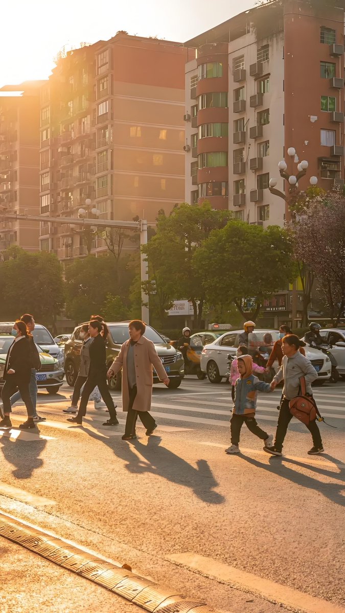 ShaquanaStbvb's tweet photo. Quick afternoon walk, caught this sunlit corner of the bustling street – small joys make ordinary days feel special https://t.co/lHmYBBT1xI