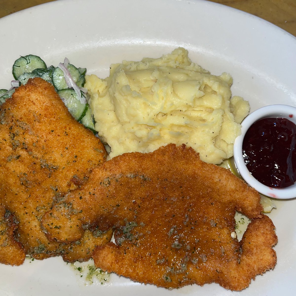 hannahjohniedj's tweet photo. I’m rating Grand Lux Cafe’s chicken schnitzel a 9. 6/10. I wish it came with spaetzle instead of mashed potatoes, but everything works beautifully together. If Cheesecake Factory served this, I might eat it every week. https://t.co/IJf6Xs4wzx