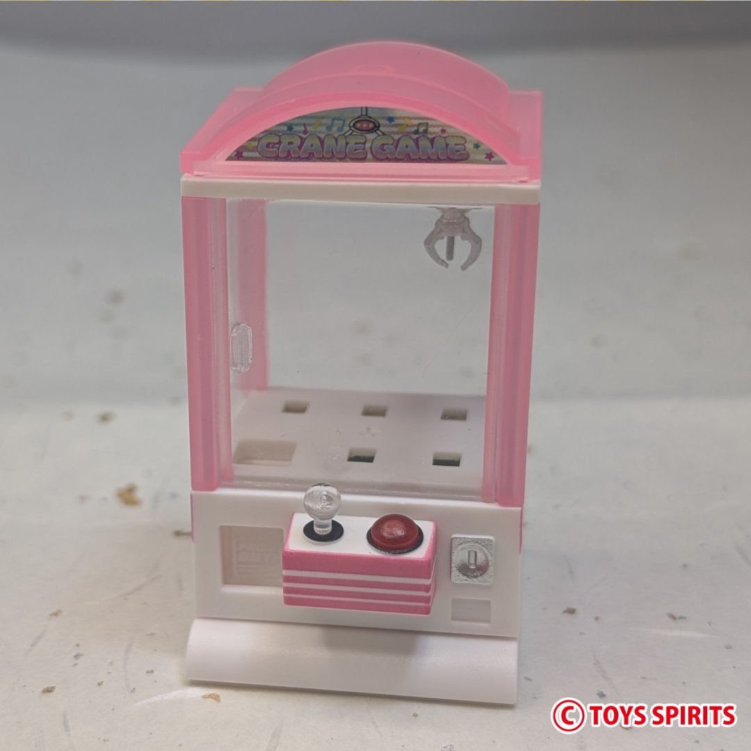 toysspirits's tweet photo. 🕹️【新商品のお知らせ】✨
「つなげてディスプレイ！光る！
ミニクレーンゲームマシーンマスコット」

大好評のトイスピクレーンゲームが
さらに進化して新登場しました❣️
今回はなんと
つなげて飾れるミニクレーンゲームマシーン✨

ジョイントすると一体感バツグンで
並べるだけで小さなゲームセンターみたいな
世界が広がります😍🎮

さらに下からピカーッと光るギミック付き💡
お気に入りのフィギュアを入れれば
可愛くライトアップして楽しめちゃいます💖
※フィギュアは付属しません。

飾って楽しい、つなげて楽しい
持ち歩いても可愛い😊
遊び方いっぱいの
ミニクレーンゲームマシーンです🕹️✨
お気に入りを集めて
自分だけのミニゲームセンターを作ってみてね💁‍♀️
#トイズスピリッツ #ガチャガチャ #カプセルトイ