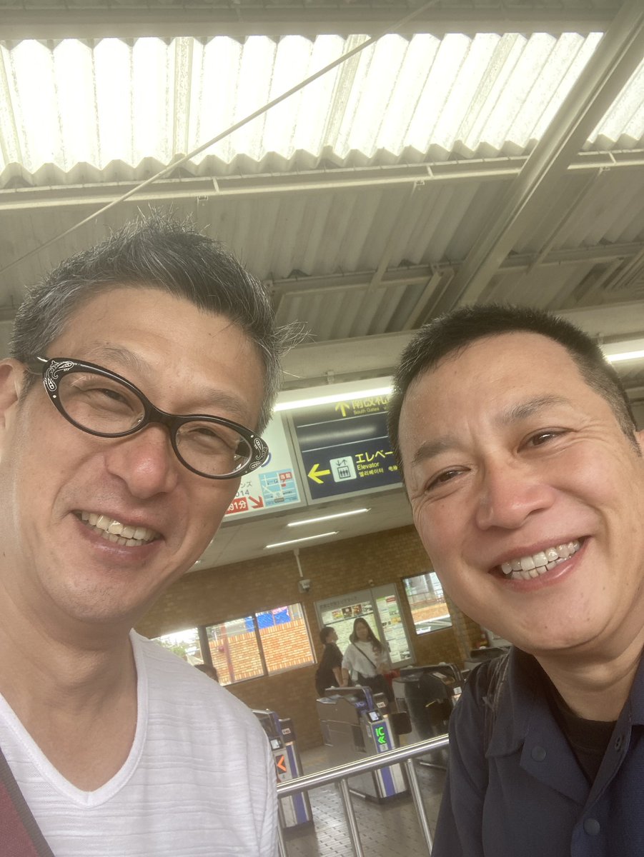 ginpeigingin's tweet photo. 阪急・武庫之荘駅で桂吉弥さんとバッタリ‼️

最近、こんなことがちょいちょいと。

吉弥さんは兵庫県赤穂市へ。

落語会にご出演😊

ワタシゃ兵庫県丹波篠山市へ。

昼間からお酒を飲みに😊

数分間ですが、上方落語協会について密談しました😎

#桂吉弥
#笑福亭銀瓶 https://t.co/zIHsaaLXwa