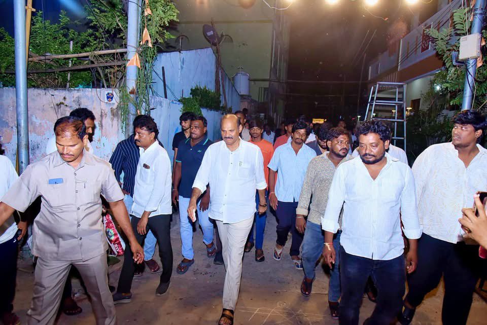 kpsarathyTDP's tweet photo. 26/09/2026-ఉయ్యూరు పట్టణంలో సుందరమ్మపేట ఫ్రెండ్స్ సర్కిల్ ఆధ్వర్యంలో నిర్వహిస్తున్న శ్రీ వరసిద్ధి వినాయక నవరాత్రి ఉత్సవాల్లో పాల్గొని ప్రత్యేక పూజలు నిర్వహించిన రాష్ట్ర మంత్రి శ్రీ కొలుసు పార్థసారథి గారు.

విఘ్నేశ్వరుని దివ్య ఆశీస్సులతో ప్రజలందరూ సుఖసంతోషాలతో, ఆయురారోగ్యాలతో వర్ధిల్లాలని ఆకాంక్షించారు. 

#KolusuParthaSarathy #GaneshChaturthi #Vuyyuru